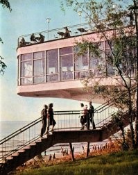 Juras perle (ресторан "морская жемчужина" на станции Булдури, что в Юрмале.). Смотрите сколько народу в советское время в выходные ездило отдыхать на море. От Риги всего 15-25 минут на электричке. Приехал после 10 утра места на песке прилечь уже  не найдёшь. Ресторан был внутри, а на "крыше" был кафиюшник. Сам там когда-то давно за столиком сидел.