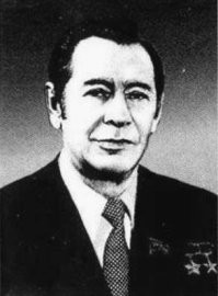Пётр Машеров погиб 4 октября 1980 года в автомобильной катастрофе.
Авария произошла на автодороге Москва   Минск, у поворота на птицефабрику рядом с городом Смолевичи.

Автомашина ГАИ двигалась сзади. Скорость кортежа была 100 120 километров в час. Дистанция между машинами 60 70 метров. Навстречу кортежу ехал МАЗ-500, за рулём которого находился водитель Николай Тарайкович, ему была дана команда остановиться. Грузовик стал тормозить, но тут его стал обгонять гружённый картошкой самосвал ГАЗ-САЗ-53Б под управлением водителя Николая Митрофановича Пустовита.

Старший эскорта резко увеличил скорость, и передовая «Волга» пролетела буквально в нескольких метрах от ГАЗа. Водитель Машерова повторить манёвр не успел. На скорости около 100 километров в час автомобили столкнулись   погибли все, кто был в «Чайке».

Машеров-один из наиболее вероятных кандидатов на место генсека после Брежнева. Кто знает, как бы повернулась история, если бы Машеров получил власть вместо меченого иуды Горбачева...