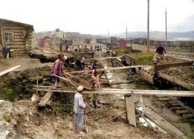 Позанудствую...
В 1915м города Мурманск не существовало.
Он был основан в 1916м и назывался Романов на Мурмане.
А Мурманском стал уже после революции...