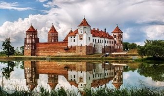 Простите, а кто строил Киев и Полоцк? Будущие московиты прибежали из своих лесов, всё построили и снова убежали по болотам жаб ловить? Вы же говорили о культурном наследии, подразумевающем архитектуру и т.д. Мирский замок, Несвижский замок и т.д. в Белоруссии - это не наследие? Это тоже московиты построили? Ваши крепости тех времён другие, они отличаются. Украинцы, поляки, белорусы, литовцы пятьсот лет были в составе одного государства. С какого перепугу при поражении Московскому княжеству мы вдруг стали «одним народом» с московитами?