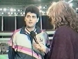 Резников, Виктор Михайлович

23 февраля 1992 года Виктор Резников на своём автомобиле ВАЗ-2106 поехал отвозить дочь Анну к её бабушке Лилии Ефимовне. Он уже подъезжал к дому матери и принял правее, чтобы развернуться в обратном направлении за один заход и остановиться (Белградская улица), начал разворот, в этот момент в его машину, в водительскую дверь врезался автомобиль «Волга», ехавший сзади во втором ряду с большой скоростью. Дочь при аварии не пострадала. Авария произошла на глазах матери композитора, которая вышла на улицу его встречать и стояла на другой стороне улицы.

Более двух суток Резников пролежал в Военно-медицинской академии Санкт-Петербурга. Скончался 25 февраля. Похоронен на Комаровском кладбище в пригороде Санкт-Петербурга.