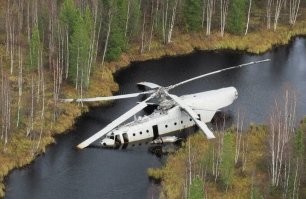 Лопасть лежит, прям как мостик. По нему  наверное проходили, чтобы хвост  отпилить и всё ценное забрать.