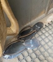 Явно ПТУшник с тремя классами образования сделал. Ясен пень, что анатомию не изучал, но мозгов не хватило даже на свои копыта посмотреть! Как, бля, пальцы торчать будут?