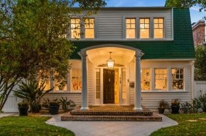 Лучше ночной светильник в виде этого дома, и чтоб музыка тихонько играла: "Раз-два..." ну дальше вы знаете