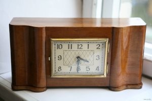 "Советские часы-"ходики", которые были во всех домах"
Не было у нас никогда... Нормальные часы были... Видел у некоторых, но далеко не у всех... 
Были вот: