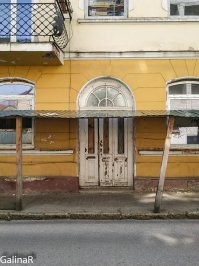 Вот то то у нас старинный отель  восстановили... Аж до основания разрушили, а потом КАААААК восстановили! Причём там квартирки продавать начали ещё лет пять назад. Скольких людей объ..ли и не перечесть.  А сейчас там только жестяную крышу сделали после судов, штрафов и прочих грозилок.  А вот ещё прекрасное строение. Было. И даже при союзе. Там был санаторий. А вот уж больше 30 лет стоит вот так. Сейчас вроде что то стали делать, но загорожено и не видно что. По ощущениям всё разваливают и строят заново. А уж что сляпают большой вопрос. Последнее фото : так он выглядел до войны. В советское время всё было так же.