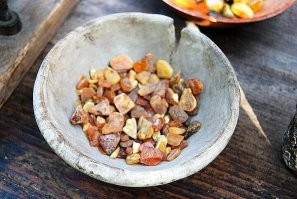 Очень красивый и похож на янтарь белый фосфор