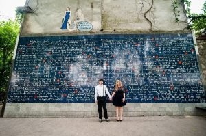 Из русских букв разглядел только "оля лошадра" и "ты обичан".
Из корейских - "столб партия второй"