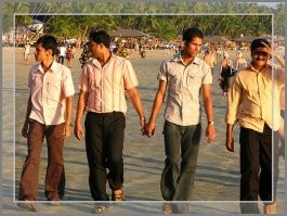 О Индии!!!
Дело в том, что здесь ходить руки за руку лишь демонстрирует исключительное доверие одного человека другому. Иными словами, держаться за руки для двух друзей или даже коллег не является чем-то предосудительным.
А вы что подумали???
Другая страна Ёлы-Палы....