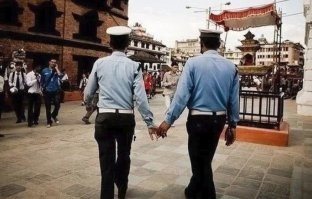 О Индии!!!
Дело в том, что здесь ходить руки за руку лишь демонстрирует исключительное доверие одного человека другому. Иными словами, держаться за руки для двух друзей или даже коллег не является чем-то предосудительным.
А вы что подумали???
Другая страна Ёлы-Палы....