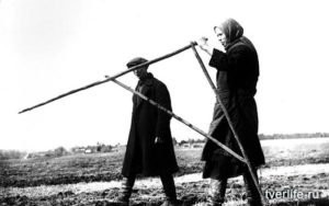 с 30в на м лампы лдс весьма неплохо светят, а переходы у пп техники уже наведенкой открываются - любая техника должна фонить с частотой кадровых СИ-50гц
"с цифровым ЖК индикатором/ в 86-м году"
"имя, сестра, имя!"(с)
из переносного на жк, было ммц-01 да ммц-03.
но поля они не меряли.

сдается таки, для измерения поля применялся какой-то другой "измеритель"