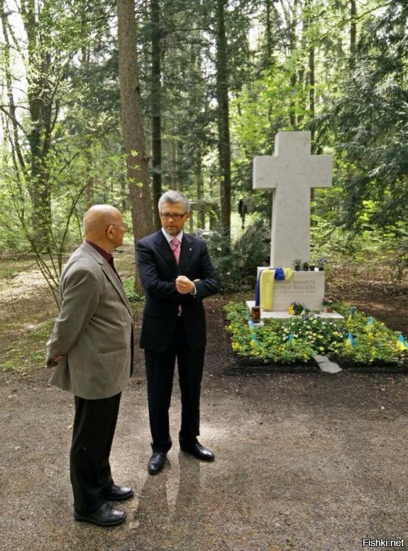 В Германии похоронен.

Вот посол Мельник пришел почтить его память.