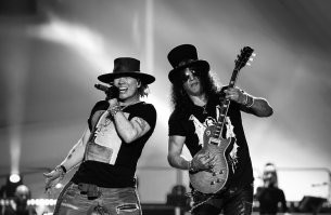 По мне, самое эмоциональное исполнение у 
Guns N ' Roses - Knockin On Heavens Door