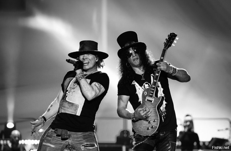 По мне, самое эмоциональное исполнение у 
Guns N ' Roses - Knockin On Heavens Door