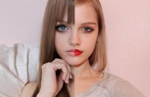 Зачем себя уродовать, вроде и без фотошопа нормально смотрится