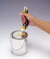 Если руки не из жопы, то не составит труда зажать лезвие ножа между пальцами так, чтобы острие выступало на пару-тройку миллиметра.

Вполне подойдет и обычный канцелярский нож - его трещоточный фиксатор позволяет выдвинуть лезвие на 3-4 мм.

Если приходится часто вскрывать коробки, пригодится такая приблуда



А ещё существуют монтажные ножи типа  OLFA OL-L-5



с многоцелевым металлическим выступом