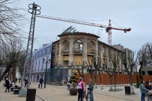 Вот то то у нас старинный отель  восстановили... Аж до основания разрушили, а потом КАААААК восстановили! Причём там квартирки продавать начали ещё лет пять назад. Скольких людей объ..ли и не перечесть.  А сейчас там только жестяную крышу сделали после судов, штрафов и прочих грозилок.  А вот ещё прекрасное строение. Было. И даже при союзе. Там был санаторий. А вот уж больше 30 лет стоит вот так. Сейчас вроде что то стали делать, но загорожено и не видно что. По ощущениям всё разваливают и строят заново. А уж что сляпают большой вопрос. Последнее фото : так он выглядел до войны. В советское время всё было так же.