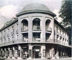 Вот то то у нас старинный отель  восстановили... Аж до основания разрушили, а потом КАААААК восстановили! Причём там квартирки продавать начали ещё лет пять назад. Скольких людей объ..ли и не перечесть.  А сейчас там только жестяную крышу сделали после судов, штрафов и прочих грозилок.  А вот ещё прекрасное строение. Было. И даже при союзе. Там был санаторий. А вот уж больше 30 лет стоит вот так. Сейчас вроде что то стали делать, но загорожено и не видно что. По ощущениям всё разваливают и строят заново. А уж что сляпают большой вопрос. Последнее фото : так он выглядел до войны. В советское время всё было так же.