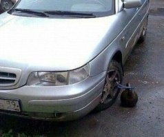 Это скорее наказание за парковку в неположенном месте, чем противоугонка.