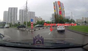 Местные эксперты доже не удосужились посмотреть, что дорожная разметка подразумевает поворот со второй полосы.