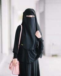 Не забуду этого анекдота. 

Стамбул. Мы с женой, дочка и племянница с сыном выходим на прогулку. Пацан мелкий, сидит в коляске. Тротуар выложен крупным неровным  камнем, везти неудобно - отбираю коляску у племянницы, и везу сам. Выстраиваемся в колонну -впереди я с коляской, рядом, чуть поодаль- жена, дочка с племянницей- замыкающие.

Теперь внимание - у Арабов принято, чтобы коляску с ребёнком катил мужчина.

Нам навстречу двигается компания, один в один повторяющая нашу.

Впереди мужчина с коляской, с ним рядом женщина постарше (первая жена?), и сзади две помоложе (вторая и третья?). Он в этой белой рубахе до пят- в бурнусе, и на голове что- то намотано, вроде куфия называется?  Женщины в никабах - одни глаза видно. 

Ничего особенного, просто совпадение количества.

Но видели бы вы тот лёгкий кивок, и понимающий доброжелательный взгляд, полный достоинства и уважения, которым он меня одарил, осмотревши нашу процессию...