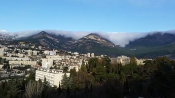 Первое фото напомнило. В Ялте частое явление, когда облака из-за гор начинают как бы стекать вниз. На фото может не так передается, они прям будто стекают и рассеиваются. Довольно красиво.