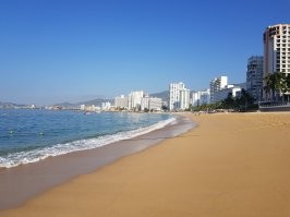 В Мексике в Акапулько прям с удовольствием искупались. В Перу, Лима, волны конечно солидные, но тоже искупались.