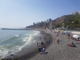 В Мексике в Акапулько прям с удовольствием искупались. В Перу, Лима, волны конечно солидные, но тоже искупались.