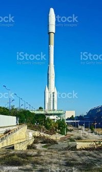 Не это с другого ракурса?....
"Replica of an Ariane 44LP rocket in the grounds of the deserted 1992 Expo complex in Seville, Andalusia, Spain"