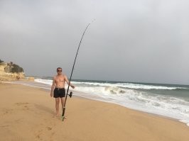 Ужасы то какие :) В Латвии летом в Юрмале тоже мало кто в воду заходит , иногда теплая вода ( иногда ) :) В северном море тоже мало кто купается :) В воскресение с пляжа кидал и ни одного человека ( кроме моих друзей которым уже пофиг было в какой воде купаться ) , где я с голым торсом это 6 недель назад Португалия и как видим там тоже желающих нет кроме моих детей и моей русалки :)