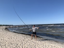 Ужасы то какие :) В Латвии летом в Юрмале тоже мало кто в воду заходит , иногда теплая вода ( иногда ) :) В северном море тоже мало кто купается :) В воскресение с пляжа кидал и ни одного человека ( кроме моих друзей которым уже пофиг было в какой воде купаться ) , где я с голым торсом это 6 недель назад Португалия и как видим там тоже желающих нет кроме моих детей и моей русалки :)
