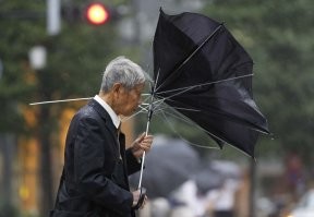 А обычный зонт писец как спасает при шторме и ливне.?