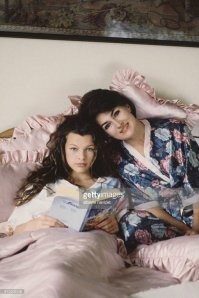 13-летняя Мила Йовович с мамой