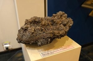 Скорее всего, колонна изготовлена ковкой отдельных криц ( рыхлый ком размягченного губчатого железа в смеси со шлаком и частицами несгоревшего угля) железа массой до 36 кг. В качестве доказательства приводятся отчетливо видимые следы ударов и линии сварки ковкой, а также малое содержание серы (благодаря древесному углю, использованному для плавки руды) и большое количество неметаллических включений, то есть шлака, оставшегося в результате плохой проковки отдельных участков. 
---
на фото ниже пример крицы