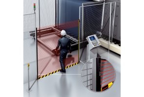 Вообще-то в современных роботизированных приводах, ставят простецкие узконаправленные датчики ИК, и если в  зону работы манипулятора попадает  цель крупнее кошки, автоматика блокируется. Так что тут либо сэкономили и поставили самые дешёвые манипуляторы без адекватных мер безопасности, либо работяги полезли работать там, где их нахождение не предполагалось разработчиками устройств, либо настройщики налажали, так как на таких линиях - усилие привода не должно быть большим, чтоб не навредить человеку, если он каким-то образом попал под механизм и стопорит его.
Да и в целом, почему сразу не была нажата большая красная кнопка, которая останавливает линию производства, если какой-то роботяга попал под замес?