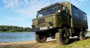 В таких кустарных поделках, всегда самое интересное, это как себя ведут крепежи после тысячи км пробега.. даже по ровной дороге. Если делать без знания, и не использовать специальные демпферы, узлы гашения вибрации, рёбра жёсткости и кучу других нюансов, вроде подвижных тяг, кулис и балансиров - всё  это счастье, банально от тряски, посрывается с фиксаторов и будет весело летать по кузову, а ещё надо чётко смотреть на развесовку массы по осям, иначе на подъёме или на спуске, или просто на повороте, машина просто утратит сцепление с дорогой, и вы полетите под откос.. это я уже молчу, про перегрузку и ускоренный износ деталей подвески.  
В общем, это такой комплекс инженерных работ и специфических материалов, что взвесив всё, и просчитав смету, невольно придёшь к мысли, что купить бу-шный готовый дом на колёсах, который изготавливался на заводе, знающими людьми - куда дешевле и безопасней.
А так, если чисто повыделываться в соц. сетях, и запилить статейку, "какой я молодец", можно конечно всё на саморезы, клей и заклёпки посадить.. если у вас задача пофоткаться, проехать туда-обратно по ровной дороге 300 км и поставить ваше чудо-юдо на вечную стоянку где-нить за сараем на даче.
И да, хамви - специфическая военная машина, она жрёт как слон, требует особого обслуживания по части узлов и агрегатов, которые вы на гражданском рынке США ещё поищите попробуйте, даже бу-шные, за вменяемую цену. Ведь он конструировался под спец задачи, с расчётом на то, что чуть ли не после каждого выезда в зону проведения операции - его будет рихтовать отдельная команда тех обслуживания в ангаре. Купить себе такое на гражданку.. ну это где-то как у нас, приобрести с  хранения БТР-80.. можно, но есть более адекватные варианты для туризма.
Если уж и загоняться по теме бездорожья и тащить за собой целый дом, лучше взять ГАЗ-66 с жилым кунгом (штабной или офицерский). А если просто лайтово путешествовать, то тупо автодом. Лепить то что сделал герой статьи, можно только по собственной недальновидности, либо с кучей денег и инженерным подходом, мол "плевать сколько стоит, хочу именно так, и у меня есть своё СТО где я пару лет буду вкладывать килобаксы и умения в то что мне нравится".