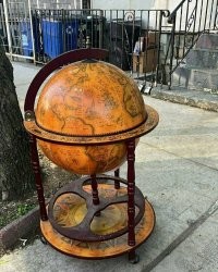 В 90х была мода на эти глобусобары. Большинство потом не знало куда их девать. Вещь абсолютно не практичная. Пару раз видел на помойках.