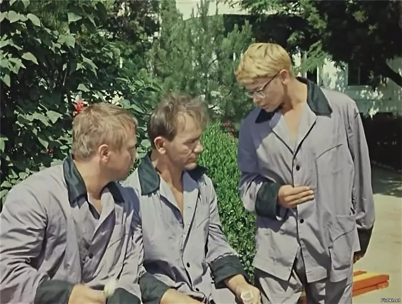 Из них осталось только трое. Смешные картинки про родню. Дымилась роща под горою и вместе с ней горел закат. Нас оставалось только трое из восемнадцати ребят текст. Из них осталось только трое.