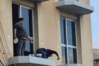 Толстый зря верёвку на руку не намотал.