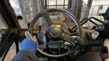 Тренажёр для будущих водителей погрузчиков.