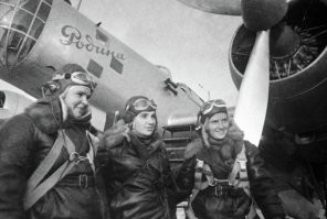 2 ноября 1938 года Валентина Гризодубова, Полина Осипенко и Марина Раскова стали первыми в СССР женщинами   Героями Советского Союза.
