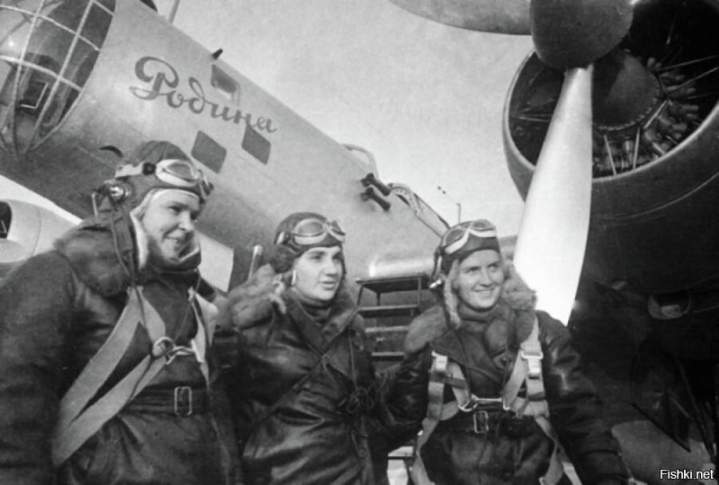 2 ноября 1938 года Валентина Гризодубова, Полина Осипенко и Марина Раскова стали первыми в СССР женщинами   Героями Советского Союза.