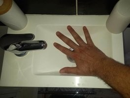 Это рукомойник в гостевом туалете.