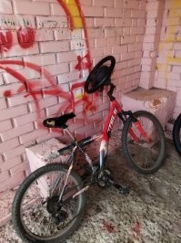 В этом случае именно крутить баранку не получится. Получится поворачивать баранкой, как рулем. Ибо центр баранки вынесен от оси вращения. Вопрос - нахрен это надо было, когда в такой конструкции обычный руль удобнее?