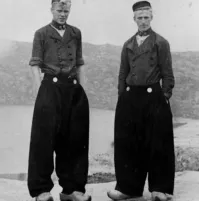 В деревянных башмаках.