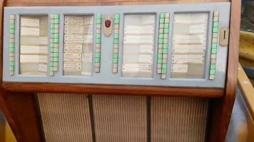 Еще стояли автоматы по продаже билетов на электричку.