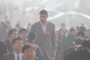 Если не ошибаюсь, то это Яо Мин (Yao Ming) китайский баскетболист, спортивный комментатор, президент Китайской баскетбольной ассоциации. 

Рост: 2,29 м
Размер обуви: 18
Вес: 141 кг