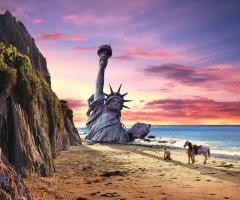 "Снимок, сделанный во время распаковки головы статуи Свободы"

Та же самая статую чуть-чуть позже)