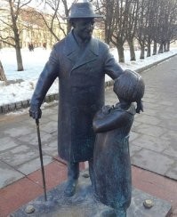 Ну, это как посмотреть. Прототип Айболита -- доктор Цемах Шабад (Тимофей Осипович) из Вильнюса, был всё-таки врачом-терапевтом и общественным деятелем. Просто он не мог отказать детям, которые притаскивали к нему своих хворых щенков и котят.