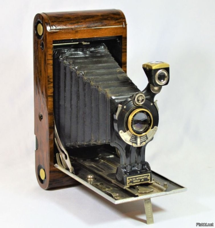 Это знаменитое фото сделано в 1920 году. В то время уже вовсю производились достаточно компактные камеры. К примеру Kodak3a, выпущенный в 1917 году, если не ошибаюсь.